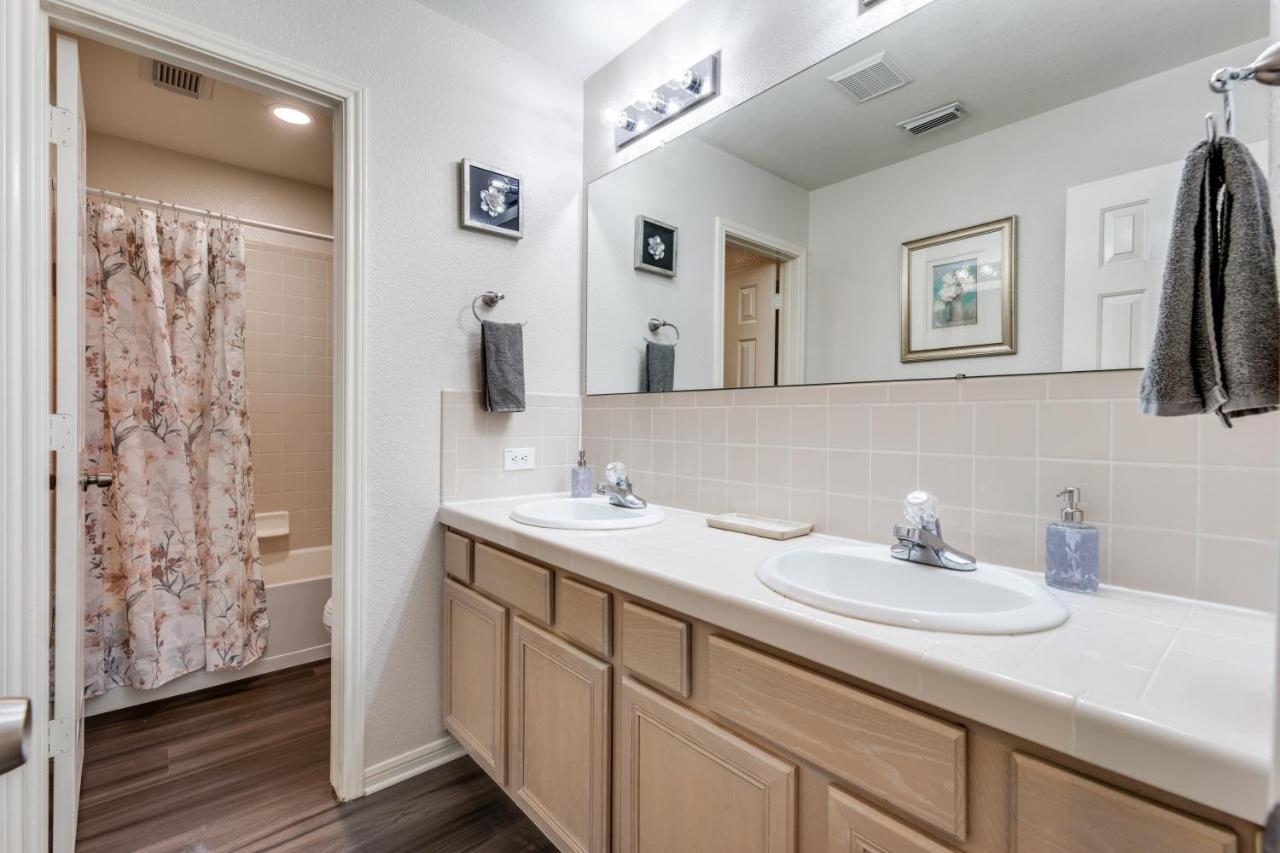 Spacious 5 Bdrm Home Mins To Wineries With Private Pool And Hot Tub! Johnson City Eksteriør bilde
