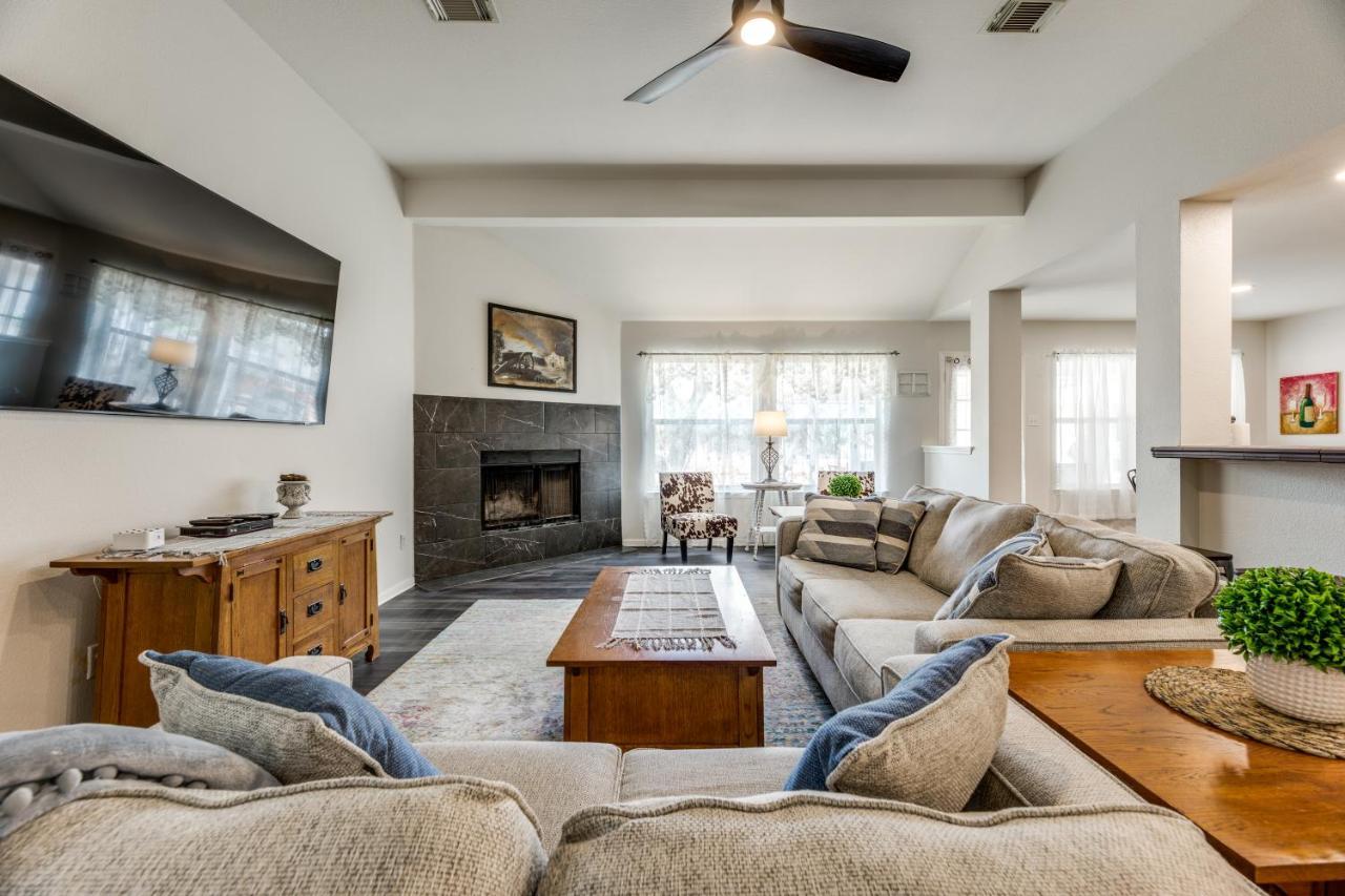 Spacious 5 Bdrm Home Mins To Wineries With Private Pool And Hot Tub! Johnson City Eksteriør bilde